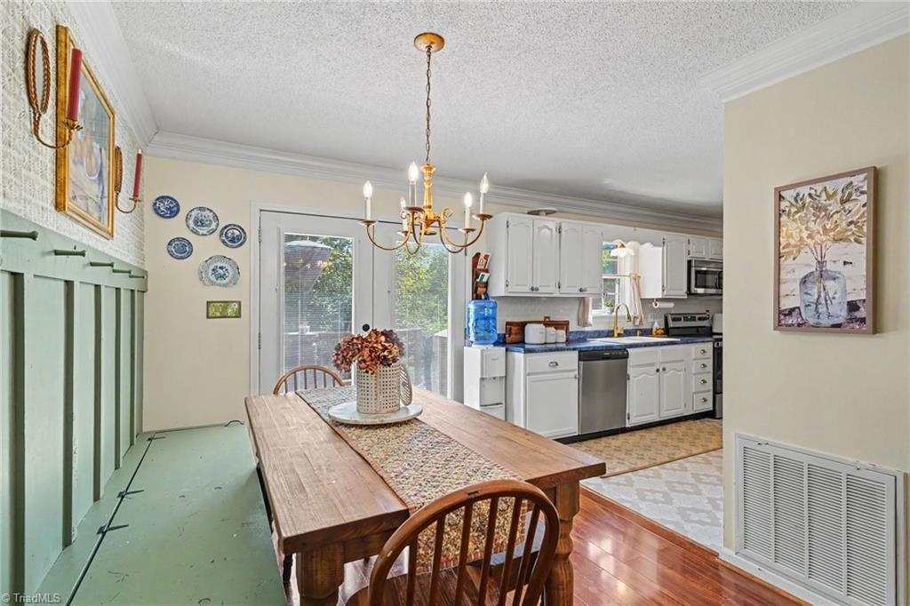 1075 Bailey Road Property Photo 6
