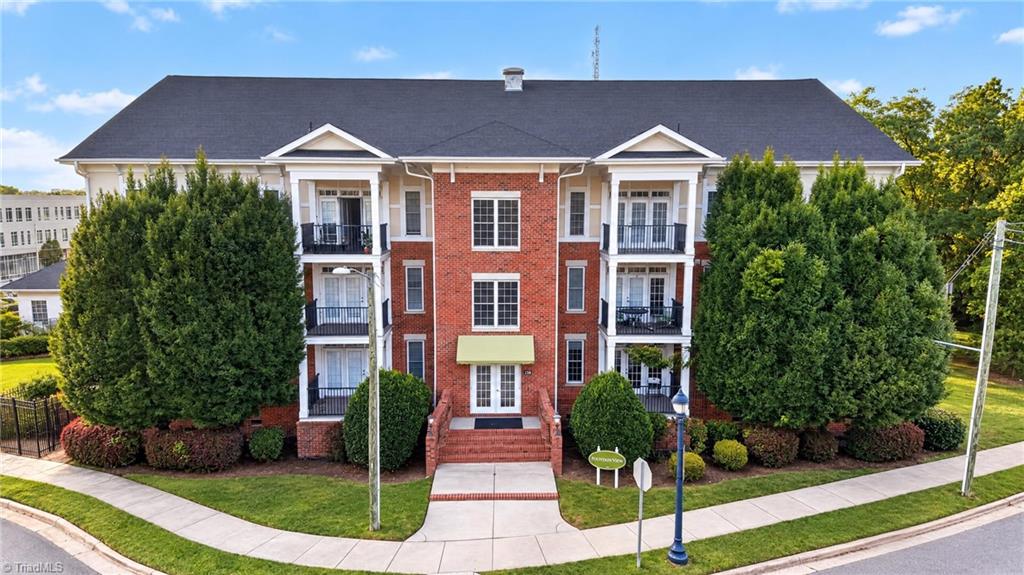 238 E Lewis Street # 403