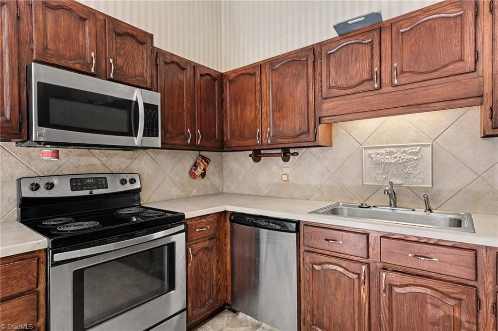 204 Ridgelea Court Property Photo 11
