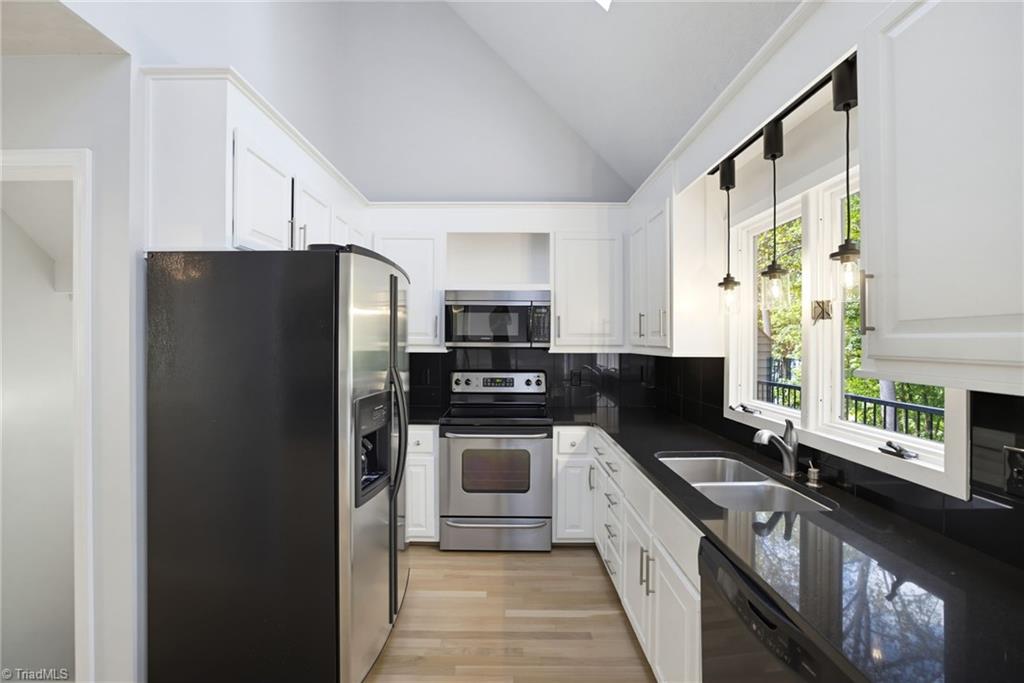 1008 Eastshore Circle Property Photo 10