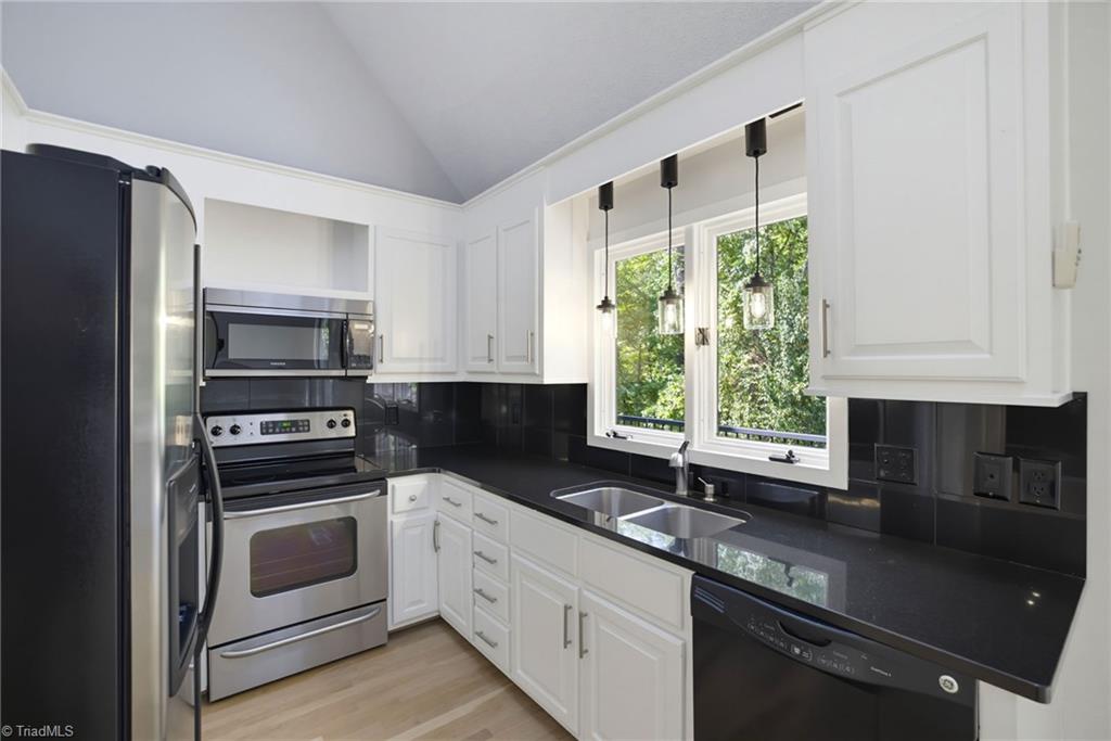 1008 Eastshore Circle Property Photo 11