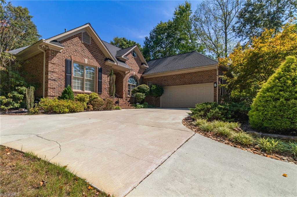 2704 Currieton Court Property Photo 4