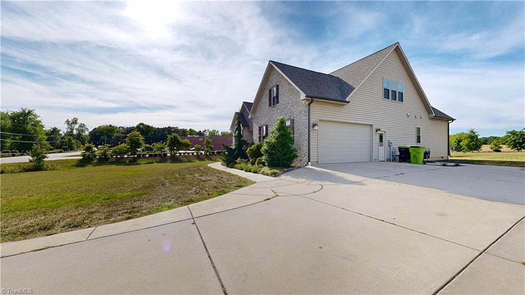 8128 Belews Creek Road Property Photo 2