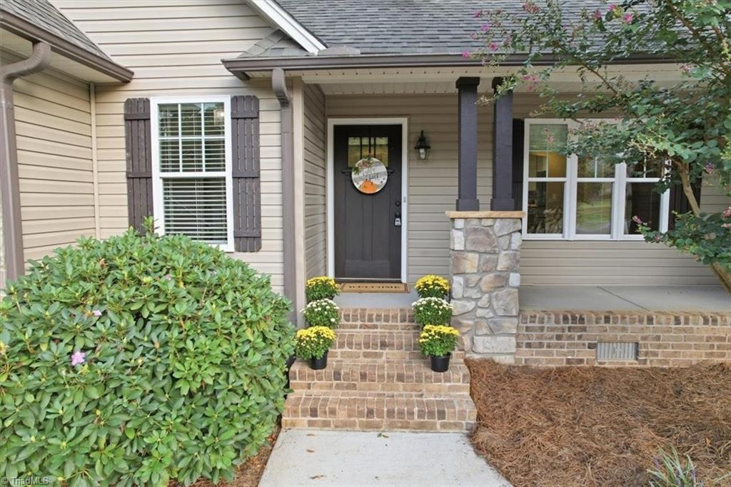 290 Twin Creeks Drive Property Photo 3