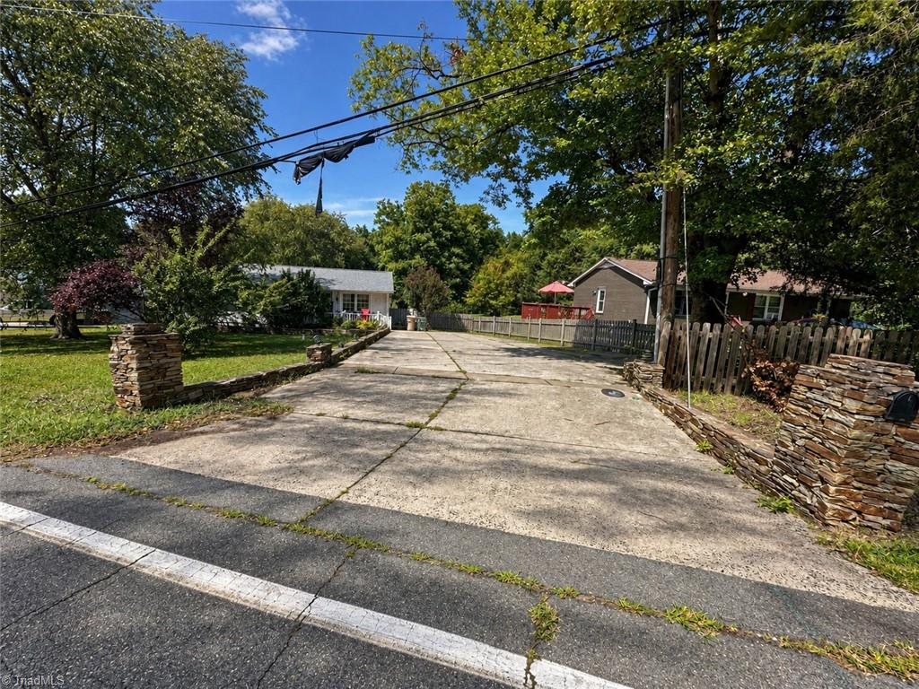 4711 Summit Avenue Property Photo 2