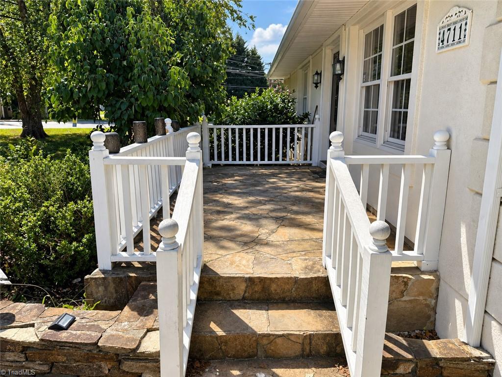 4711 Summit Avenue Property Photo 3