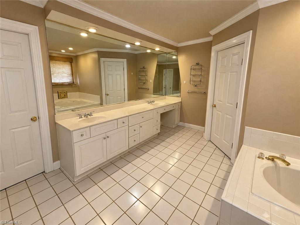 4711 Summit Avenue Property Photo 12