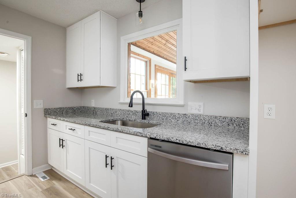 4302 Oak Hollow Drive Property Photo 6