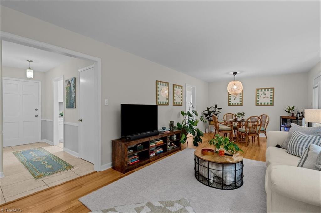2708 Asbury Terrace Property Photo 3