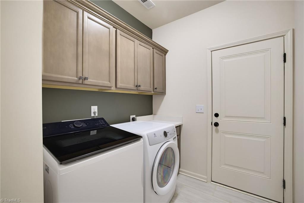 407 Brooke Hill Drive Property Photo 33