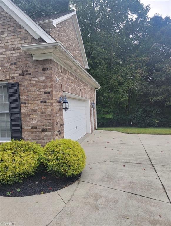 424 Southern Woods Drive Property Photo 3