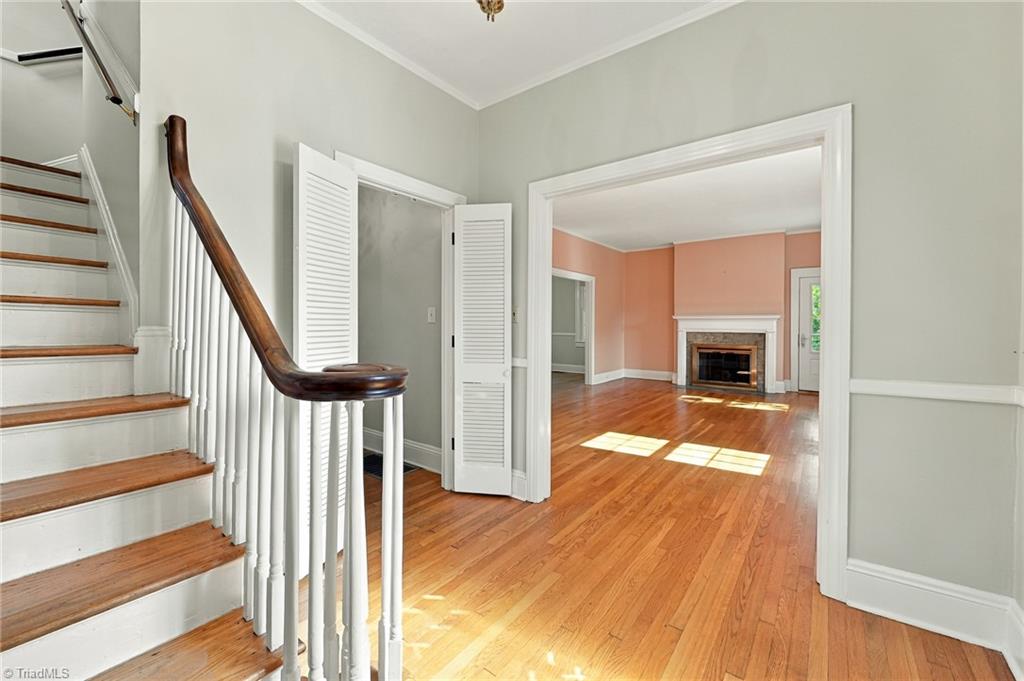 1525 Cloverdale Avenue Property Photo 4