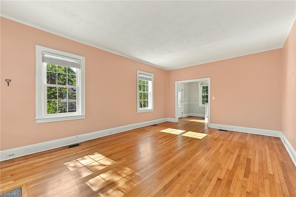 1525 Cloverdale Avenue Property Photo 7