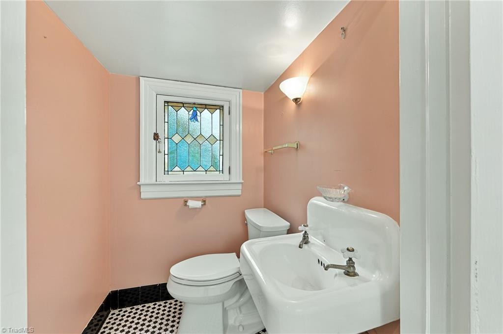 1525 Cloverdale Avenue Property Photo 18