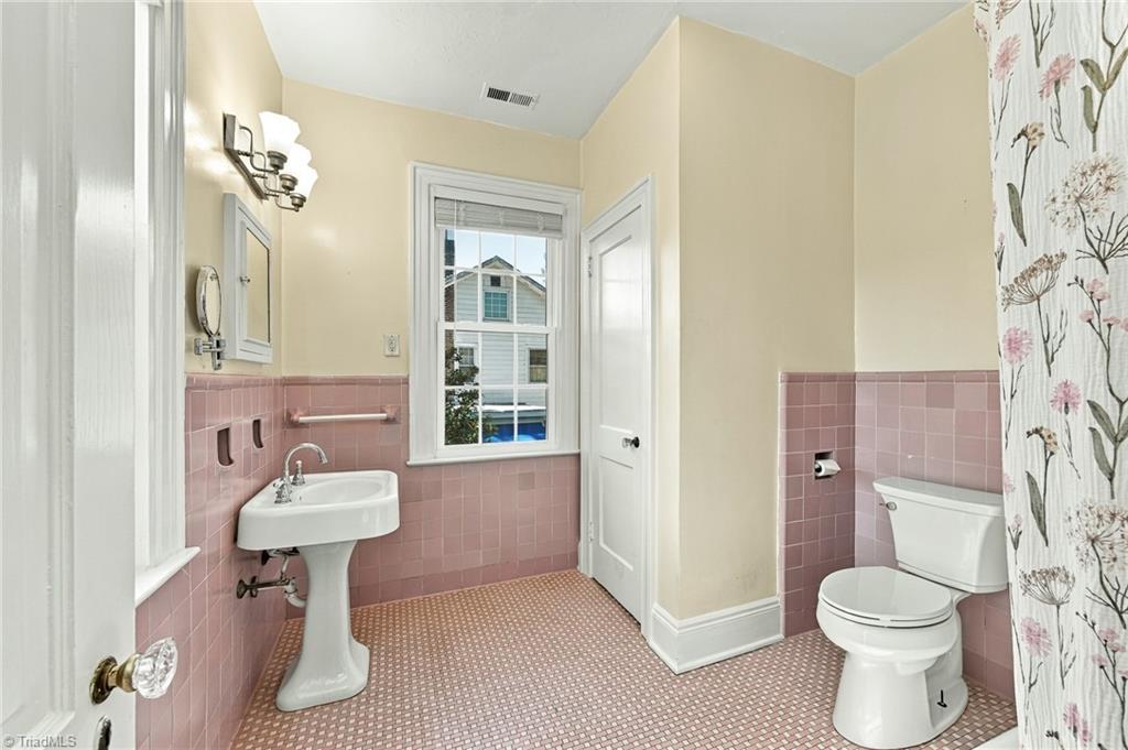 1525 Cloverdale Avenue Property Photo 21