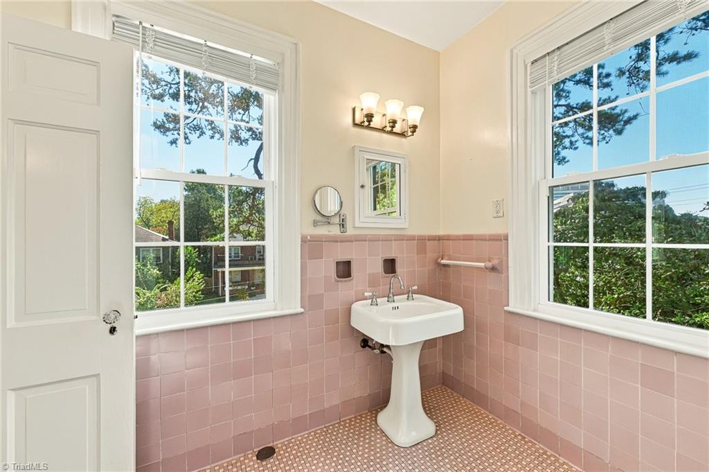 1525 Cloverdale Avenue Property Photo 22