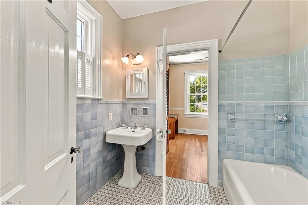 1525 Cloverdale Avenue Property Photo 26