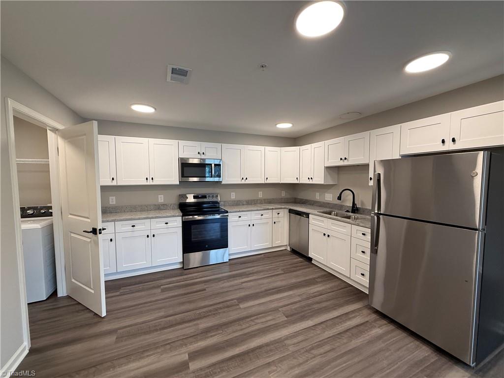 7085 Hanesbrook Circle Property Photo 3