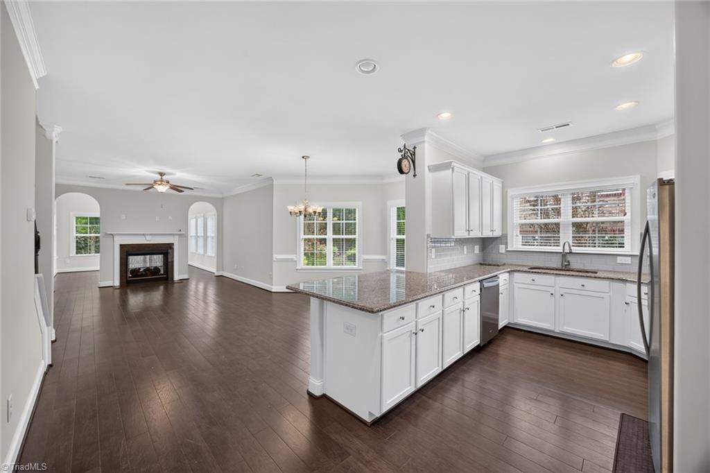 305 Zurich Court Property Photo 8