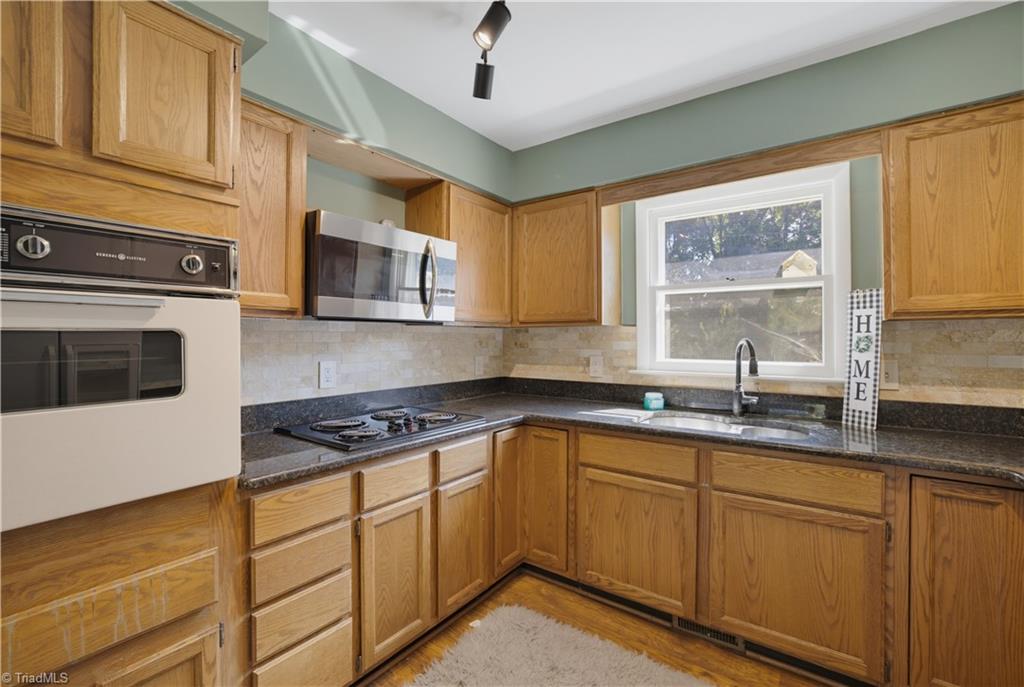 8009 Tam Oshanter Drive Property Photo 11