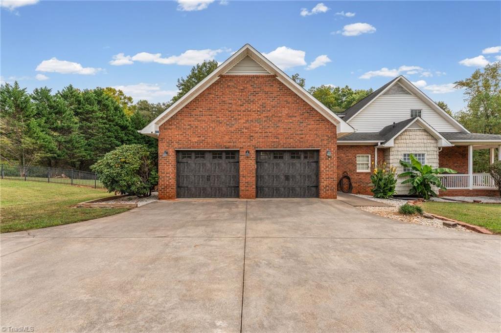 1013 Brookhaven Lane Property Photo 42