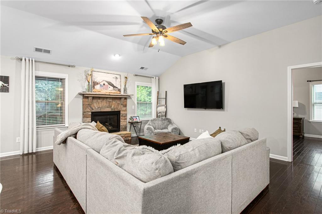 1028 Longleaf Pine Place Property Photo 8