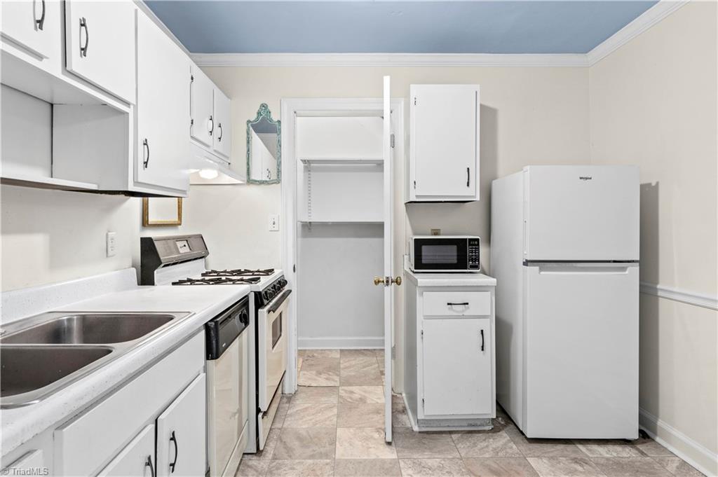 2821 Tully Square # F Property Photo 8