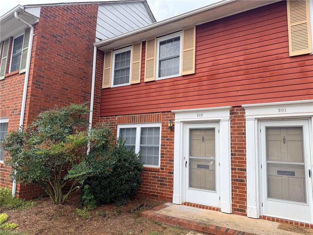 1300 Larchmont Place # 202 Property Photo 2