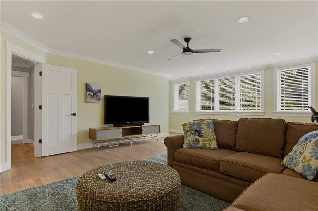 3925 Thorndale Drive Property Photo 32