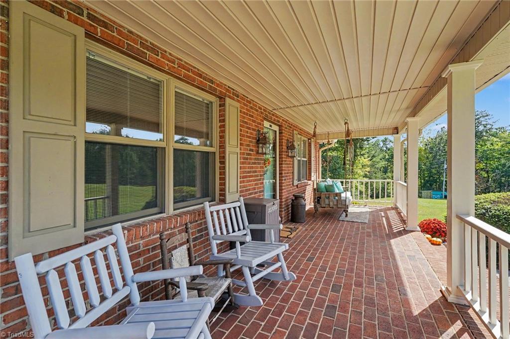 1100 Wolf Rock Road Property Photo 3