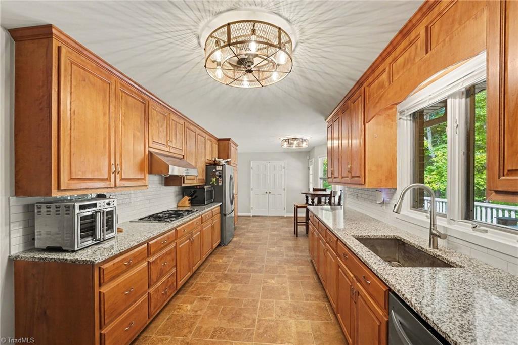 1100 Wolf Rock Road Property Photo 7