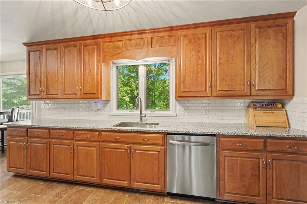1100 Wolf Rock Road Property Photo 8