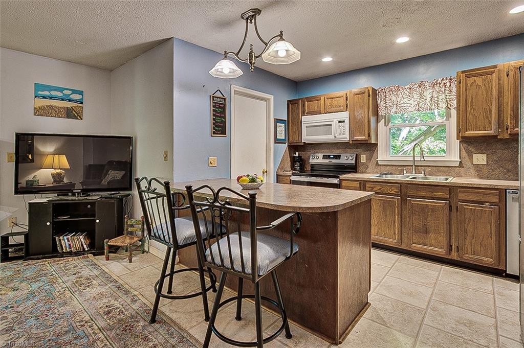 1050 Amity Road Property Photo 6