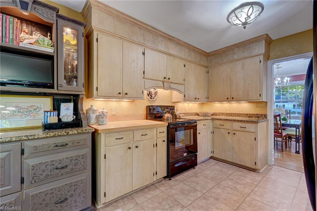 2303 N Elm Street Property Photo 6