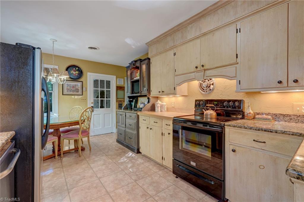 2303 N Elm Street Property Photo 8