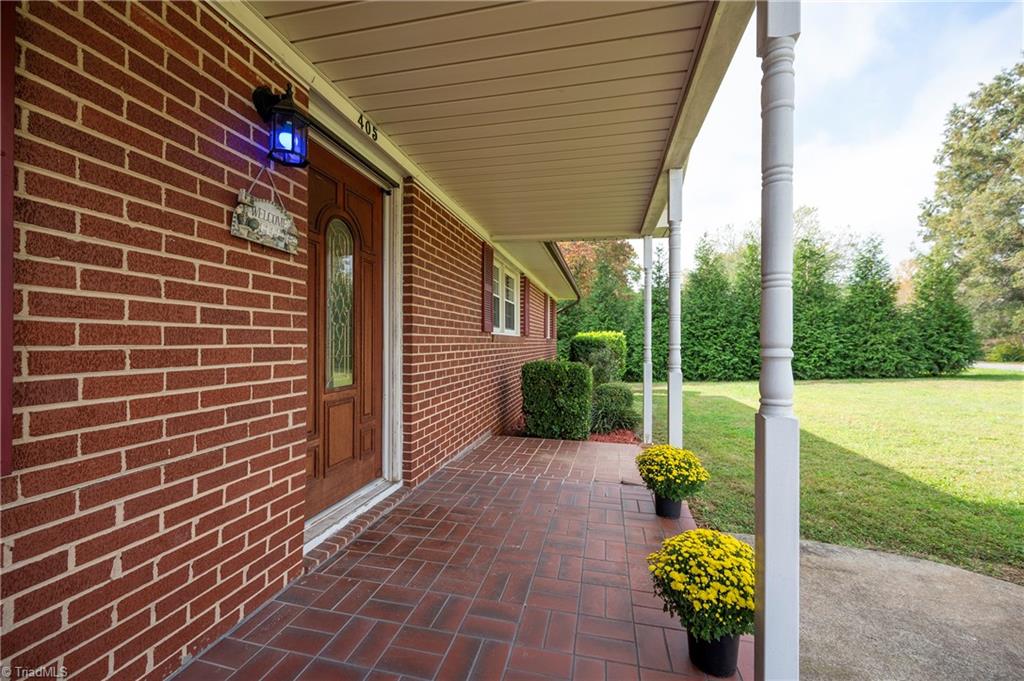 405 E Devon Drive Property Photo 4