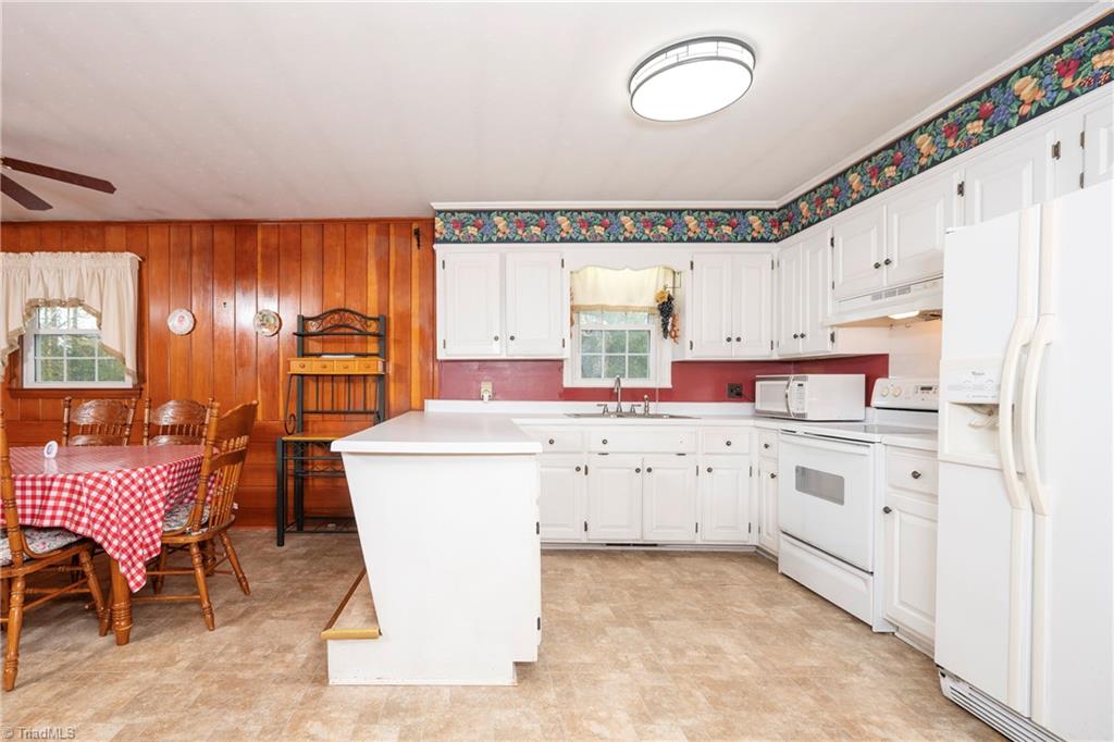 405 E Devon Drive Property Photo 15