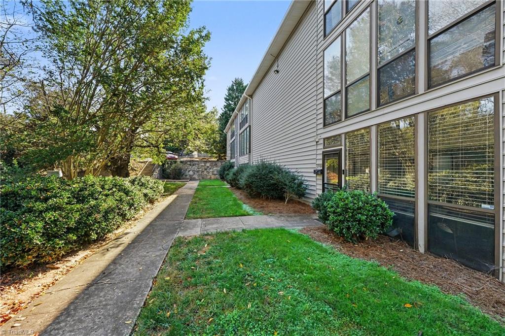 2904 Ramsgate Court Property Photo 4