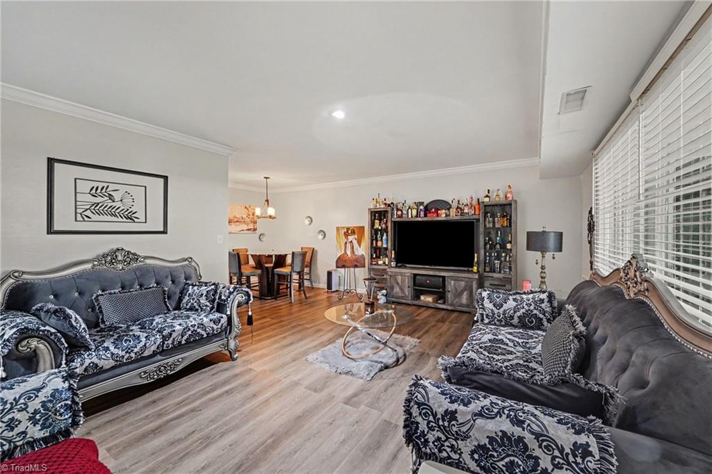 2904 Ramsgate Court Property Photo 9