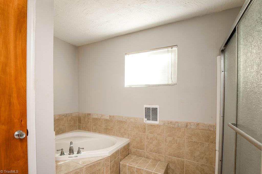 2420 Kingsgate Drive Property Photo 10