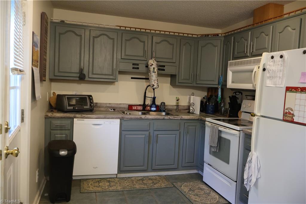 7381 Broad Street Property Photo 8