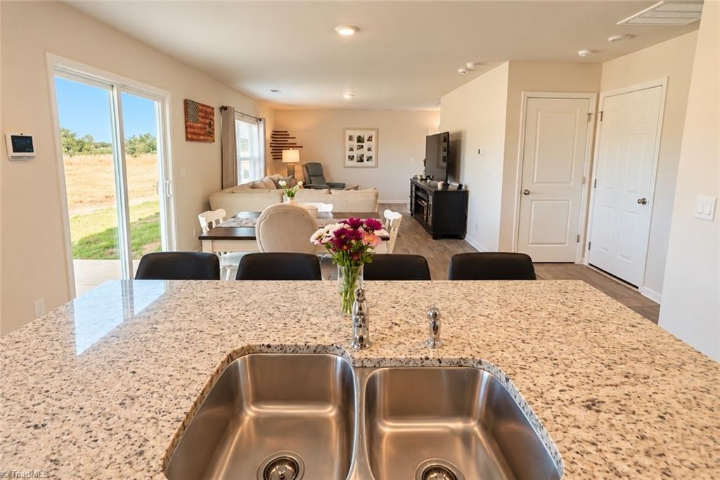 722 Hickory Point Drive Property Photo 4