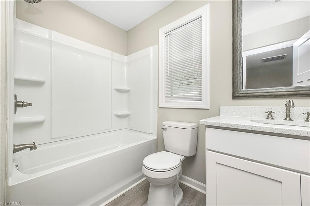 1052 W Bank Street # 02 Property Photo 7