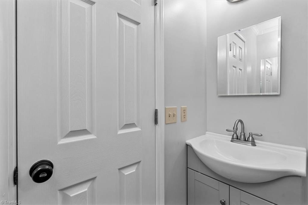 2717 Oak Hollow Drive Property Photo 28