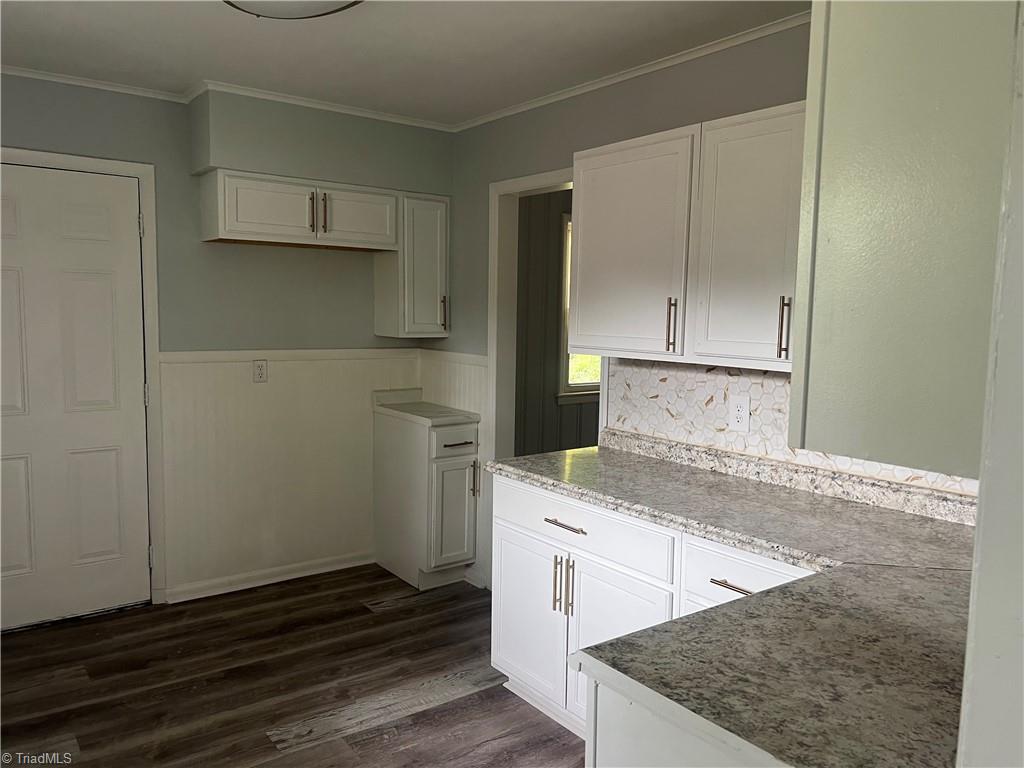 2021 Ashley Drive Property Photo 3