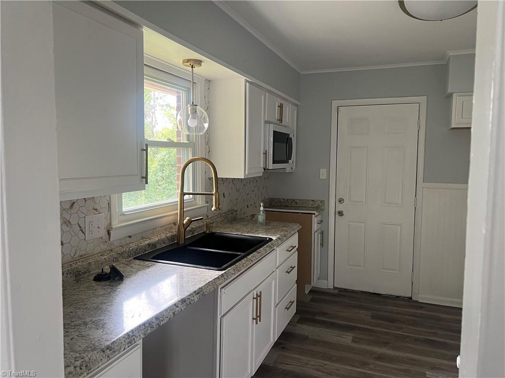 2021 Ashley Drive Property Photo 4