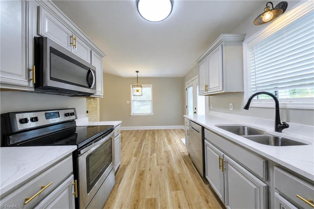 4302 Forest Manor Drive Property Photo 3