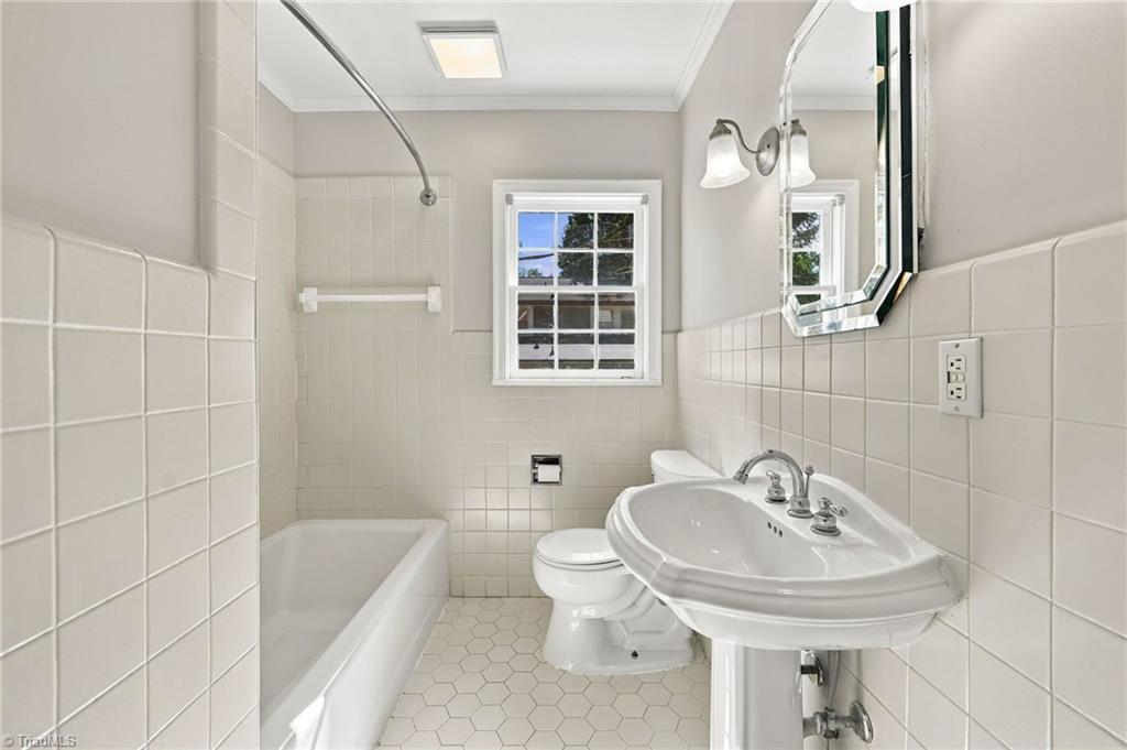 1007 Wellington Street Property Photo 24
