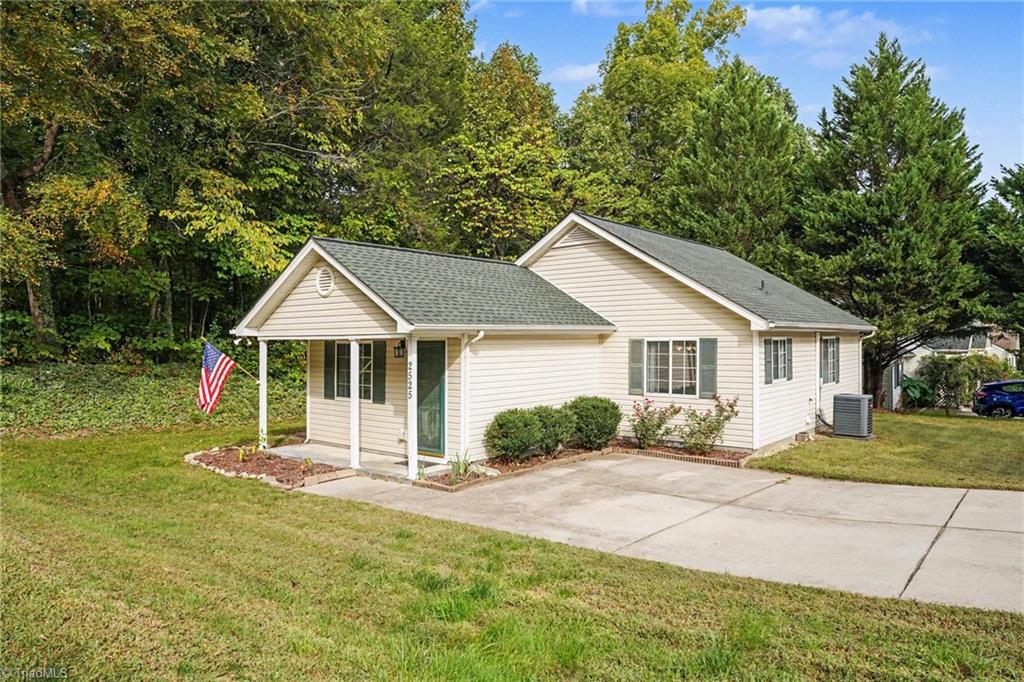2525 Stratford Crossing Drive Property Photo 2