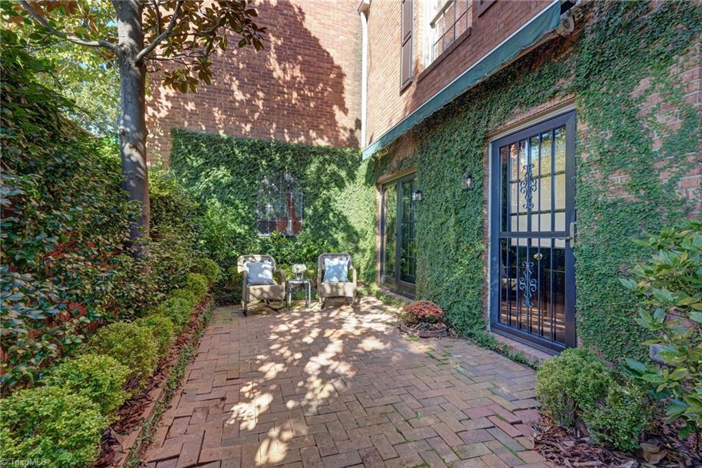 1833 Banking Street # B6 Property Photo 5